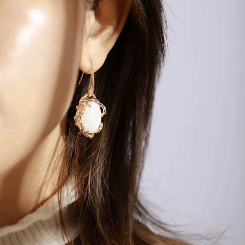 Boucles d'oreilles pendantes en Pierre de Lune plaquées Or – Élégance naturelle