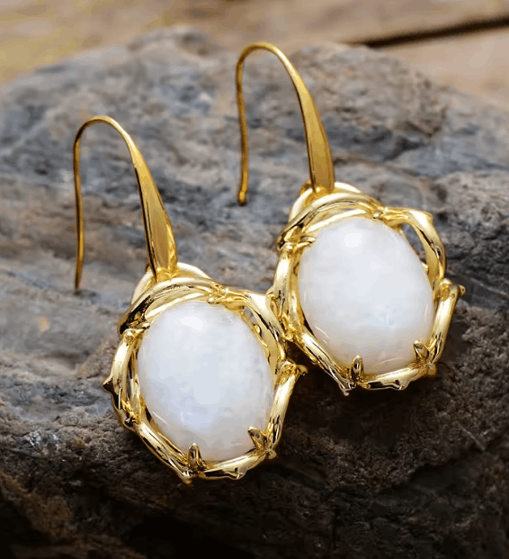 Boucles d'oreilles pendantes en Pierre de Lune plaquées Or – Élégance naturelle
