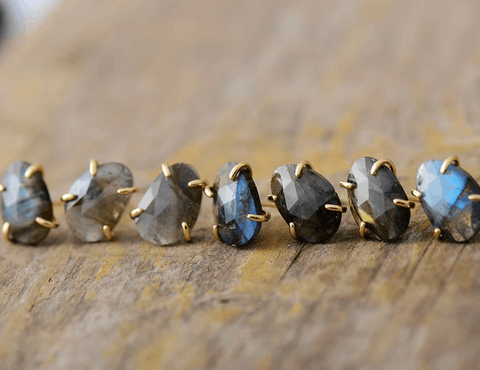 Boucles d’Oreilles Bohèmes en Labradorite Naturelle – Fait Main