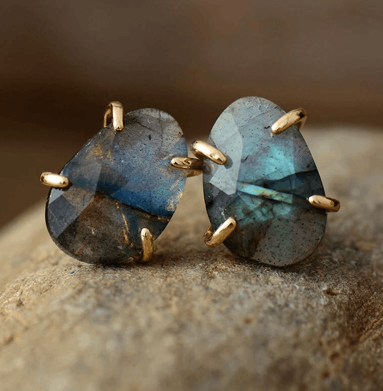 Boucles d’Oreilles Bohèmes en Labradorite Naturelle – Fait Main
