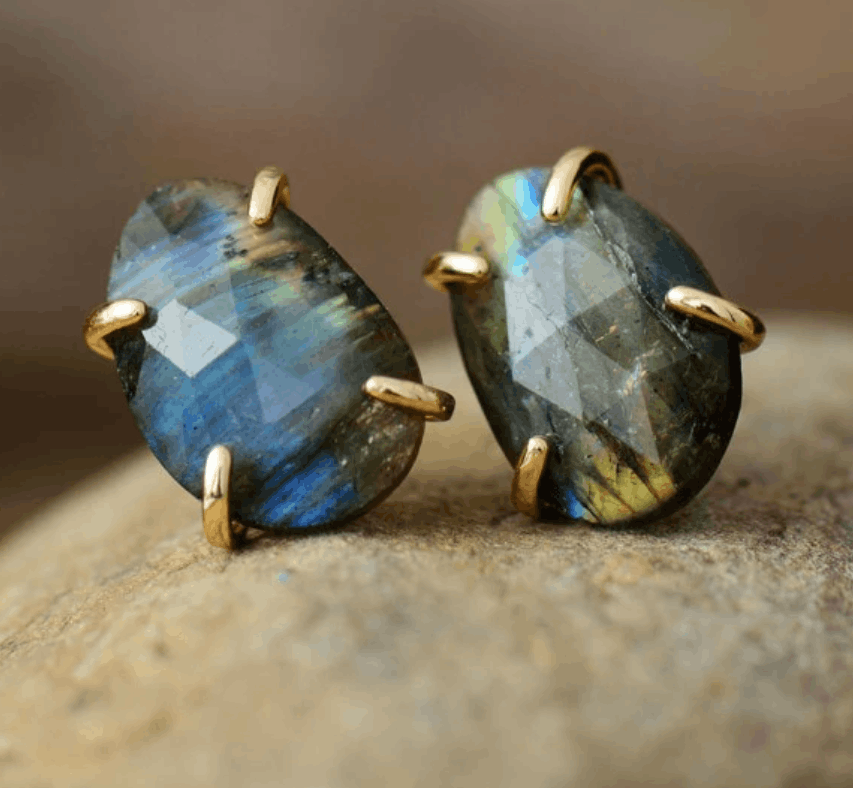 Boucles d’Oreilles Bohèmes en Labradorite Naturelle – Fait Main