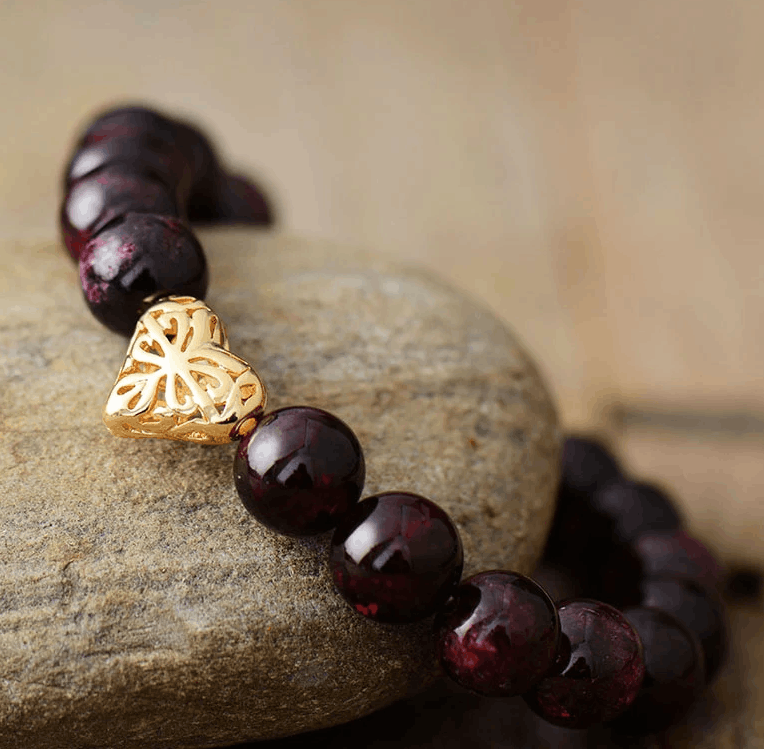 Bracelet Bohème en Grenat Naturel avec Cœur.