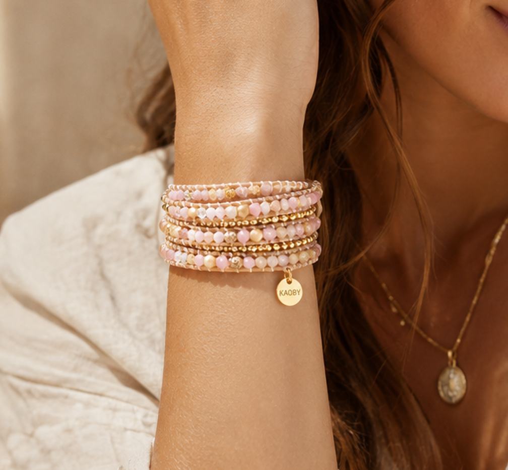 Bracelet Wrap Féminin Rose – Charme Naturel et Confort Ajustable
