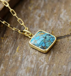 Pendentif Carré en Turquoise Naturelle – Élégance Minimaliste pour Femme